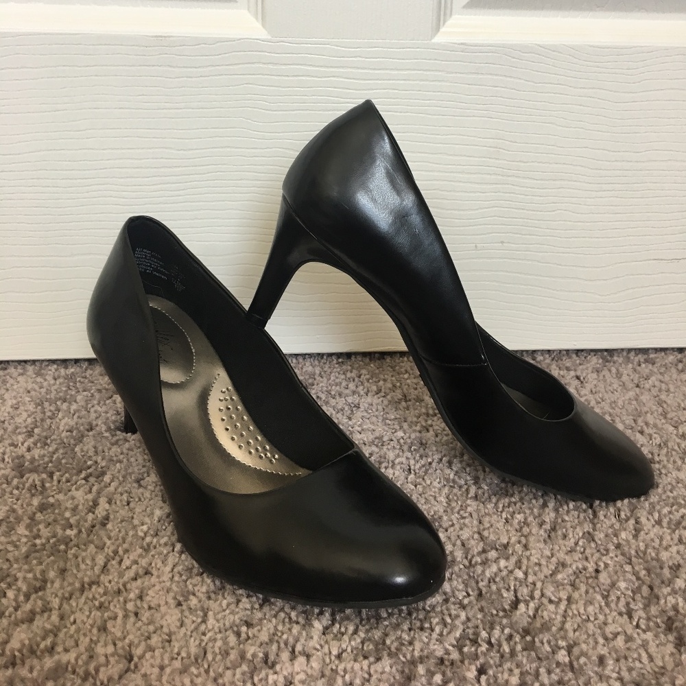 Women’s kitten work heels